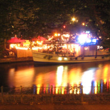 Das inzwischen abgebrannte Restaurantschiff "Iskele"